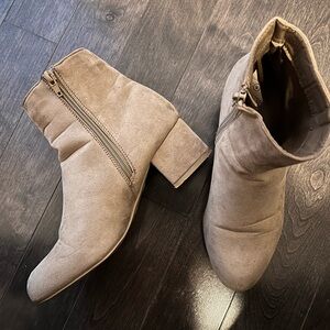 Suede short heels boots